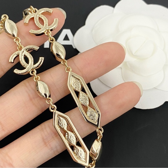 CHANEL Gold and Pearl Necklace with Iconic Accents - Picture 6 of 7